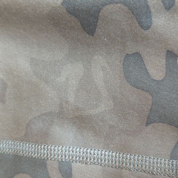 lululemon athletica Cropped Green Camouflage Leggings - Picture 5 of 7